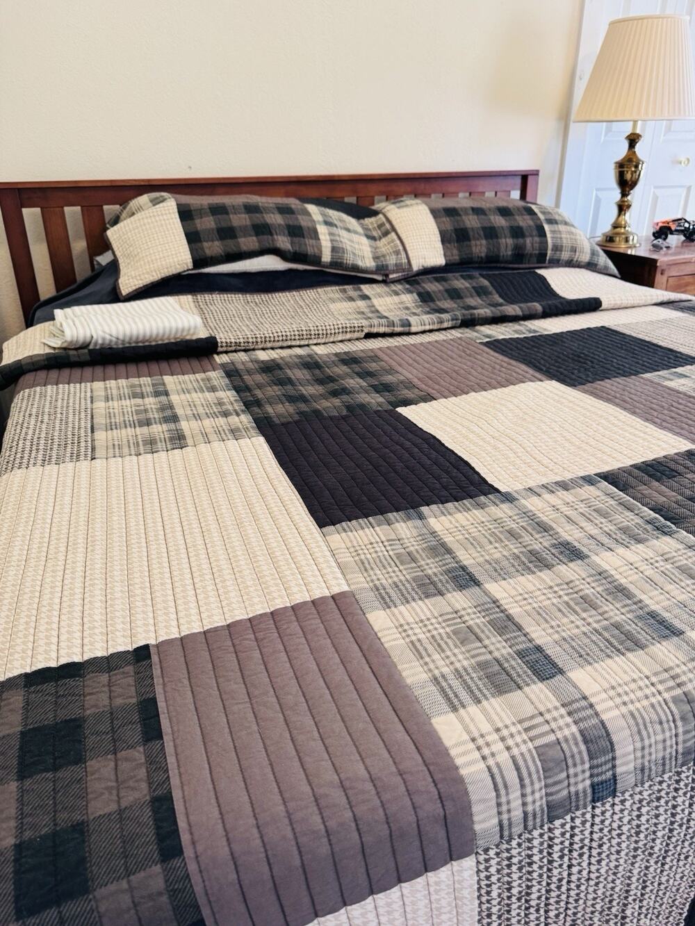 Woolrich Cotton Farmhouse Bedding with Matching Shams (2) King Size W/Cases (2)